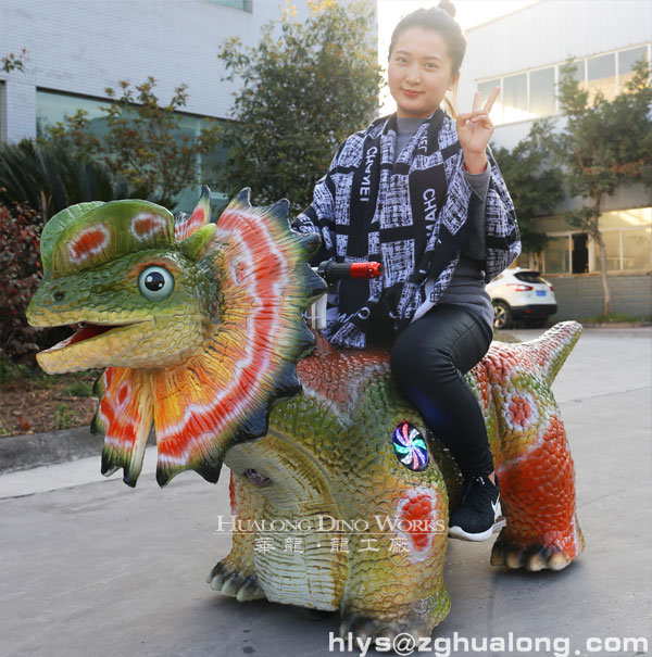 華龍藝術(shù)外形卡通的騎乘恐龍小車